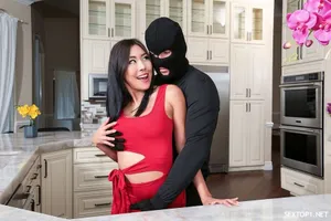Hai má con bị gã con trai chủ tịch dùng quyền lực của bố để địt
