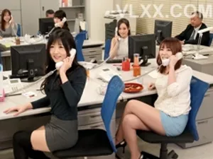 đằng sau khuôn mặt ngây thơ với chiếc kính cận là một dâm nữ