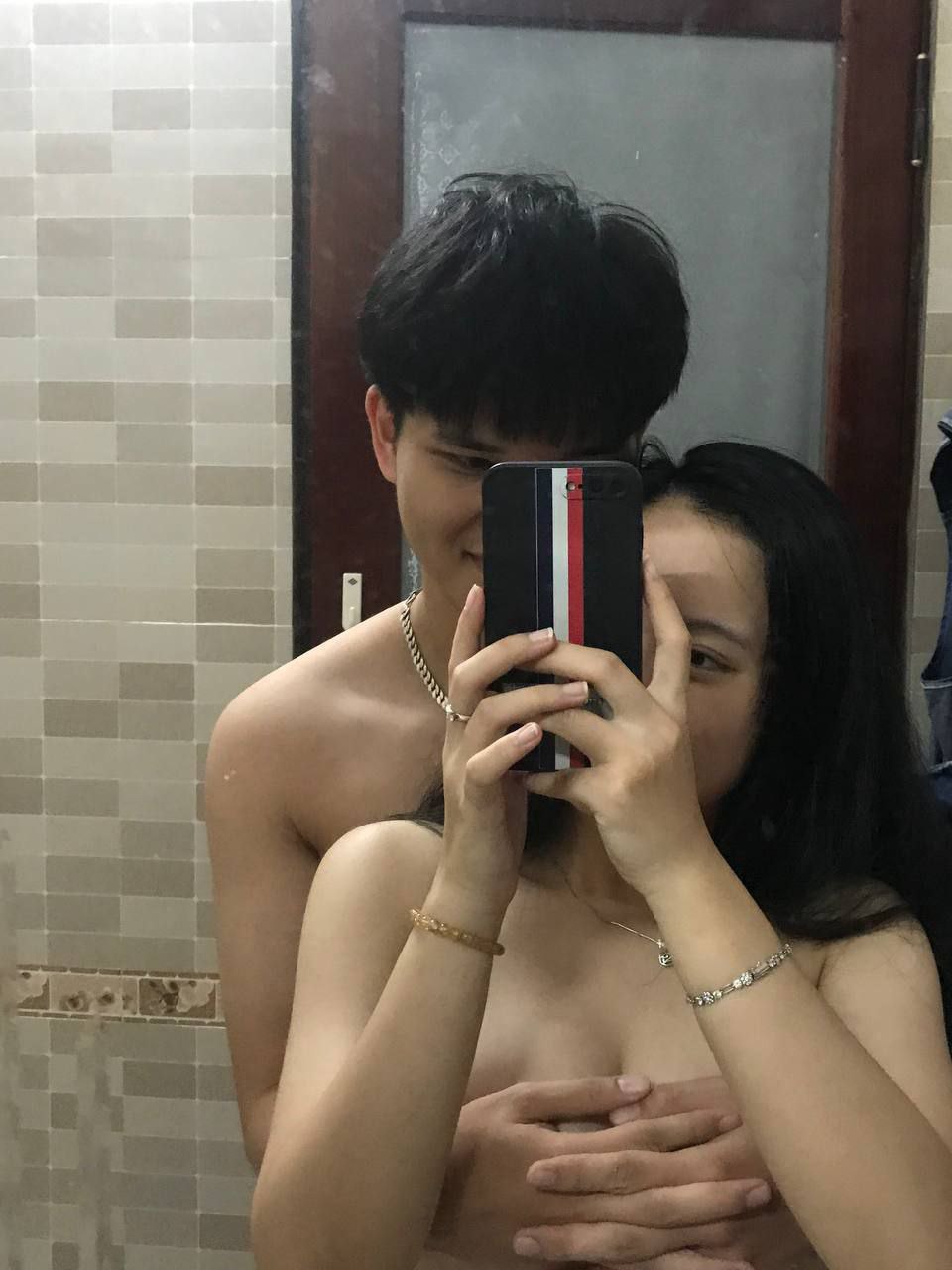 Hai đứa cháu thay nhau địt vào lồn bà dì dâm đãng